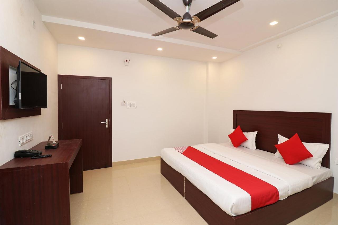Oyo 1021 Hotel Gayatri Residency Tirath Buitenkant foto