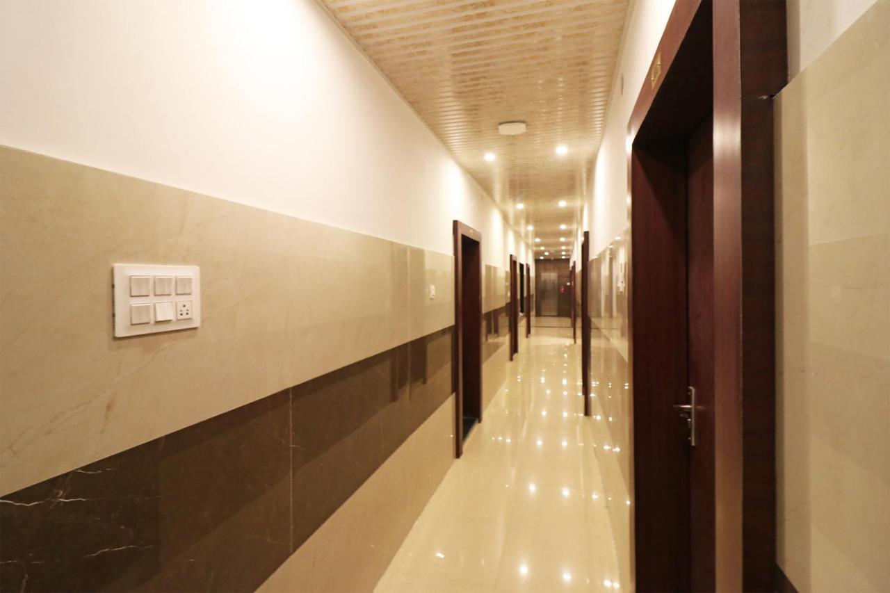 Oyo 1021 Hotel Gayatri Residency Tirath Buitenkant foto