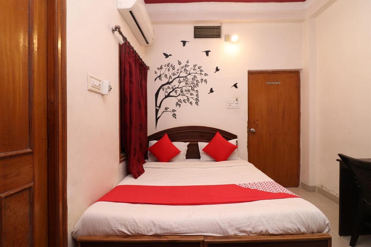 Oyo 1021 Hotel Gayatri Residency Tirath Buitenkant foto