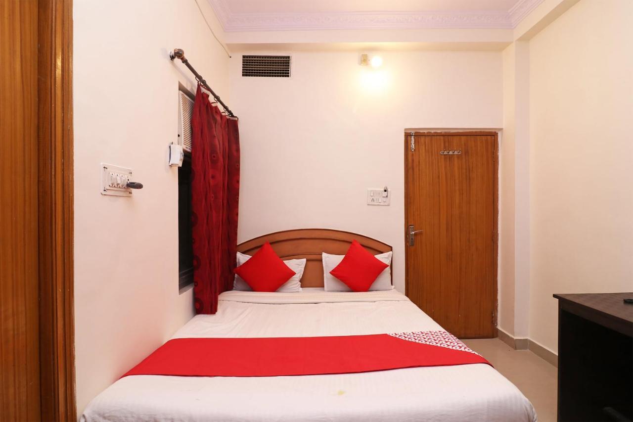 Oyo 1021 Hotel Gayatri Residency Tirath Buitenkant foto