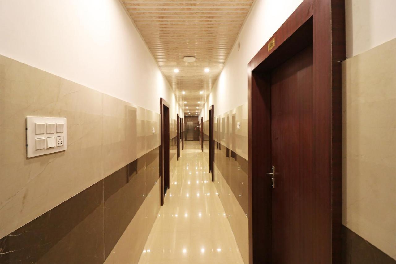 Oyo 1021 Hotel Gayatri Residency Tirath Buitenkant foto
